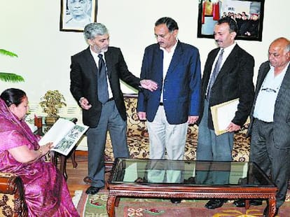 hpu lathicharge: girl complaint to governor.