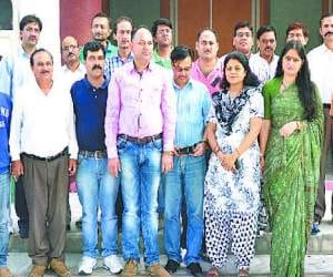 Patwaris and kanunugo challenged the himachal govt.