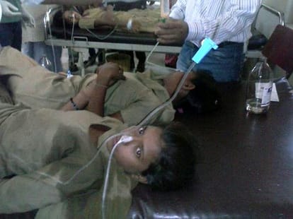 poison in school's handpump, many students get sick.