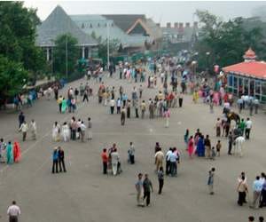 tourists in himachal.