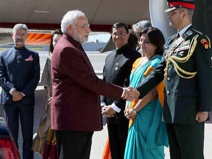 10,000 doller bounty for serving summons to Modi