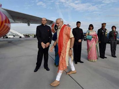 gandhinagar bureaucracy move to delhi to establish gujarat model in country
