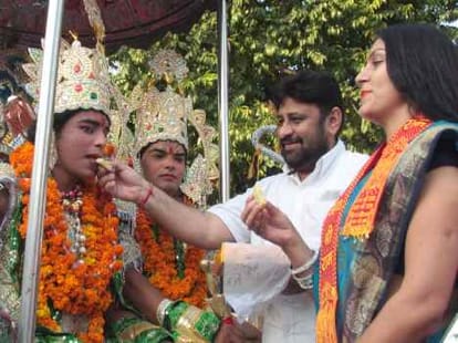 muslim teacher play role of raja janak and sita in ramayan