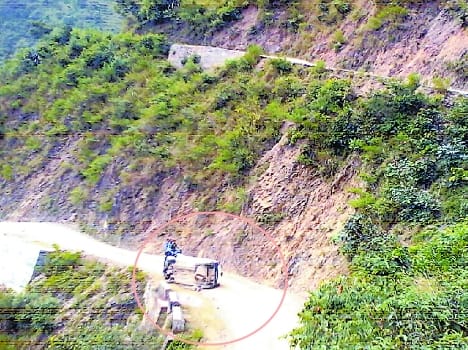 Car falls into gorge, five people died.