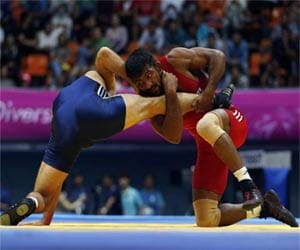 yogeshwar dutt won gold in 65 kg freestyle wrestling.