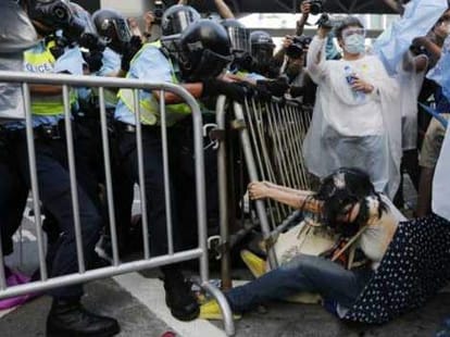 clashes with protester and police in hongkong
