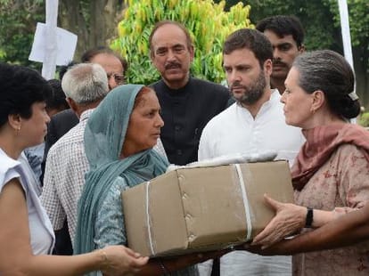 sonia gandhi said no politics on flood
