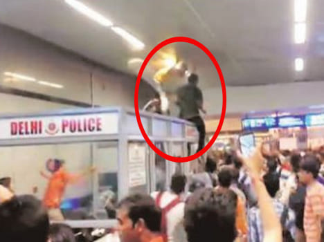 Africans yuth beatn by mob at rajiv chawk metro police station.