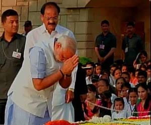 narendra modi pays tribute to mahatma gandhi at rajghat.