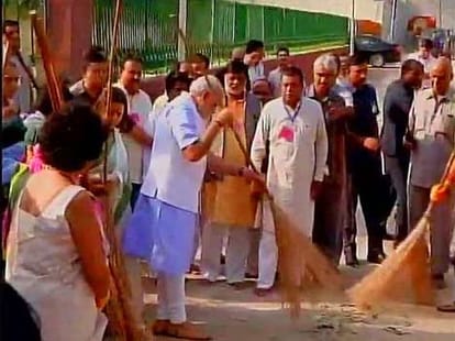 bindeshwar pathak analysis on narendra modi clean india drive