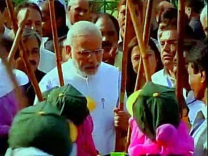 Tarak Mehta team with Prime Minister Modi.