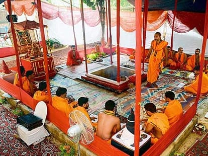 Godman chandraswami allegedly robs a 3 crore of businessman.