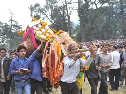 dhumal devta warns dc kullu in fair.