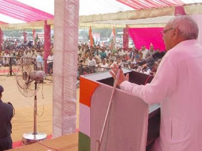 Protest against Bhupinder Singh Hooda in Om Prakash Chautala Village