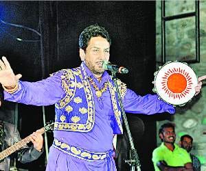 Punjabi folk singer gurdas maan in kullu dussehra.