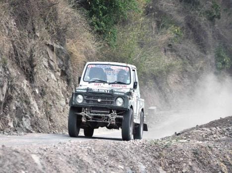 raid de himalaya, suresh rana leads the rally.