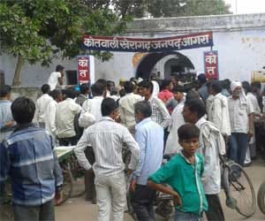 constable fires on a man in agra