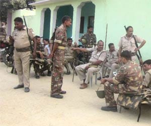 firing and stone pelting on police in muzaffarnagar.