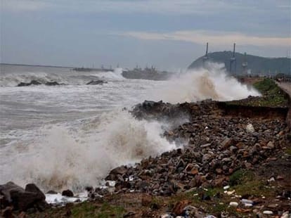 Hudhud: panic spread in andhra pradesh and odisha.