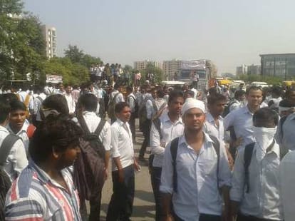 ruckus on faizabad road in lucknow.