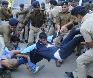 lathicharge in hp university, student arrested.