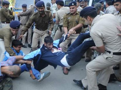 lathicharge in hp university, student arrested.