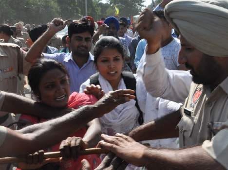 chintpurni policeman Beaten  by pilgrim and uniform tear