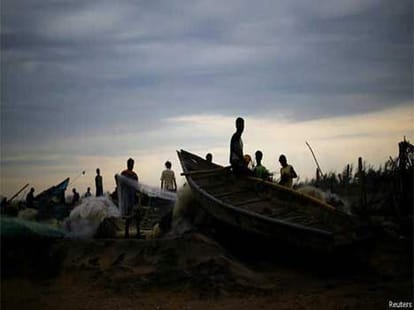 Hudhud: panic spread in andhra pradesh and odisha.