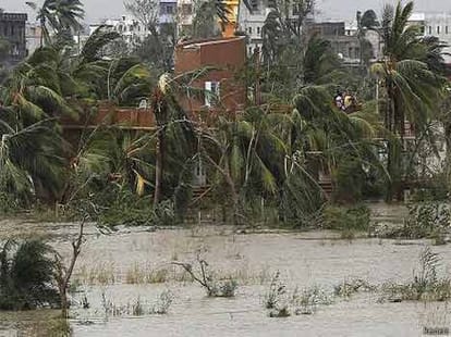 where is origin of cyclon hudhud?