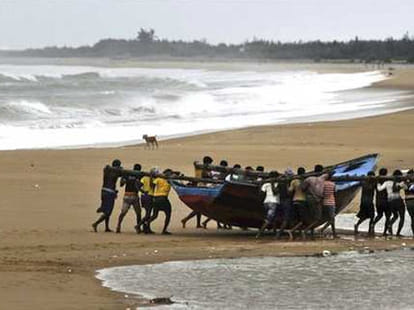 hudhud killed two in visakhapatnam