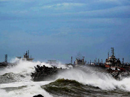 Cyclone Hudhud Claims 8 Lives - Hudhud Cyclone in Odisha an Andhra Pradesh