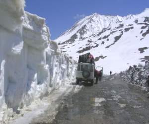 Cold wave grips in J&K, Leh coldest