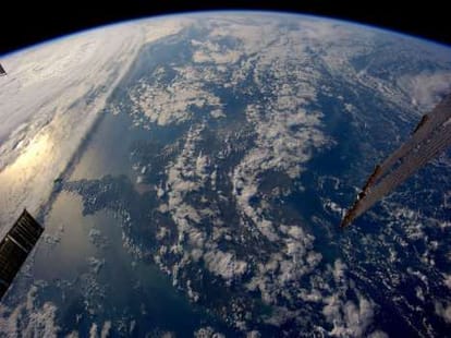 Exposure about Life on Moon-Mangal Mars