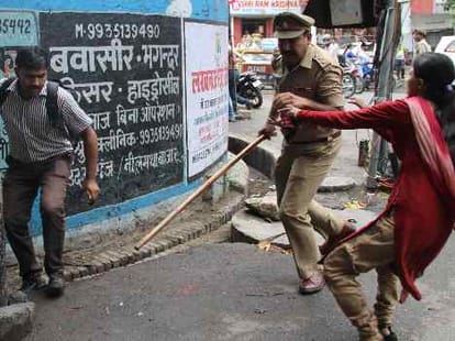 lathi charge at computer anudeshak in lucknow. 
