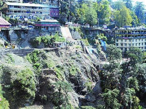 shimla cart road in danger due to water Leakage