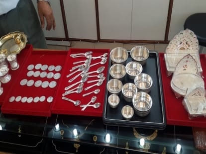 Dhanteras auspicious time for purchasing.