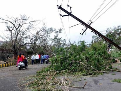18 people died because of hudhud in UP.