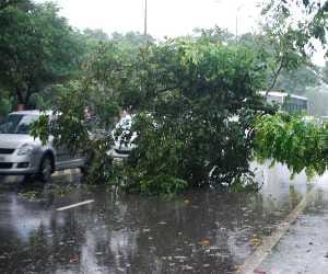 18 people died because of hudhud in UP.