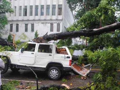 18 people died because of hudhud in UP.