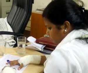 BJP supporters attacks on AAP MLA Rakhi Birla in Delhi