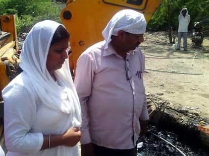 BJP supporters attacks on AAP MLA Rakhi Birla in Delhi