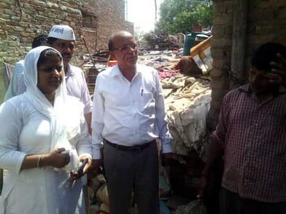 BJP supporters attacks on AAP MLA Rakhi Birla in Delhi