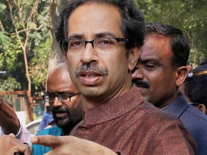 servents of Uddhav Thackerey quarrel with knife in MatoShree