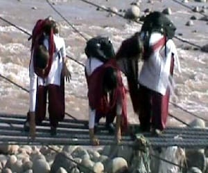 Children go to school through deadly way