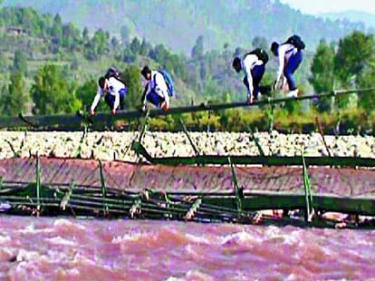 Children go to school through deadly way
