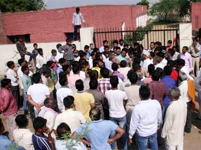 Constable accuses officer for wrong behavior.