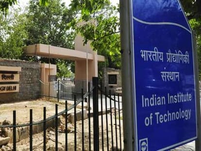 chetan bhagat in iit delhi.