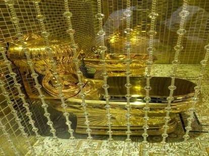father gifts golden toilet to daughter as a wedding gift