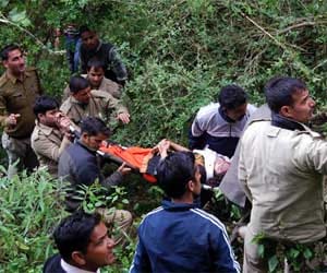 Car fell 300 feet in ghaziabad, three killed.