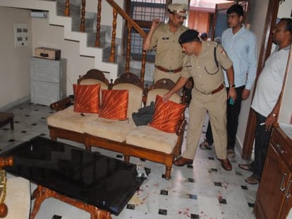 robbery in advocate house at dehradun